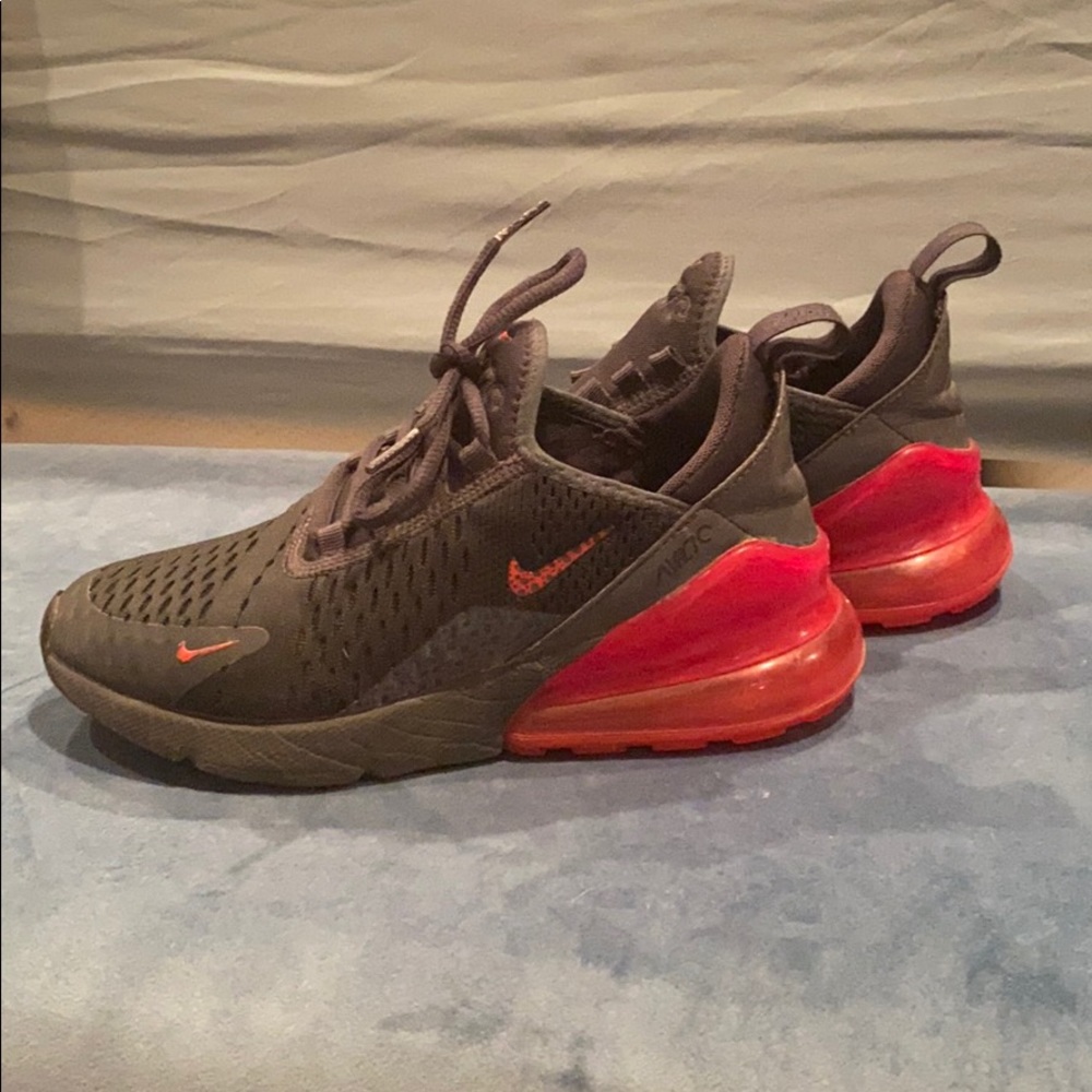 4Y black and red Nike air270